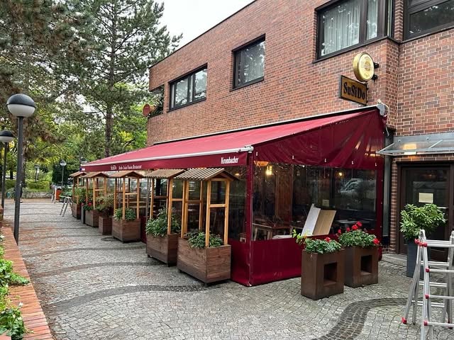 Komplette Markisen-Einhausung einer Restaurantterrasse